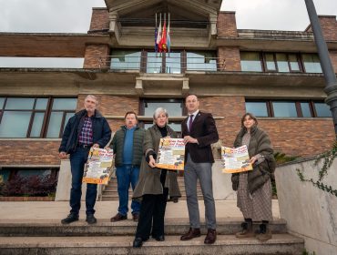 El consejero, la alcaldesa y concejales de Polanco durante la presentación de la feria