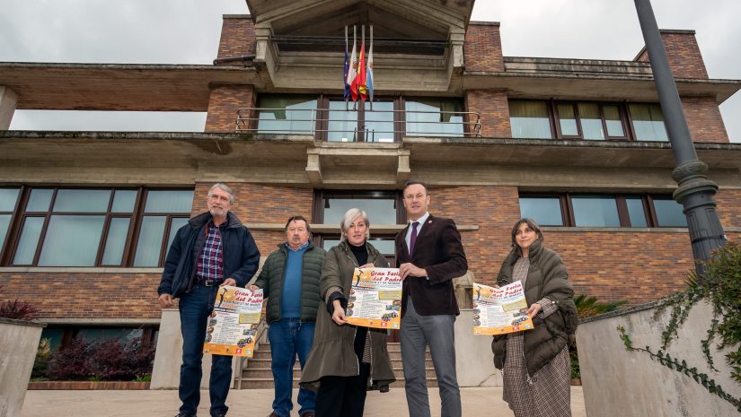 El consejero, la alcaldesa y concejales de Polanco durante la presentación de la feria