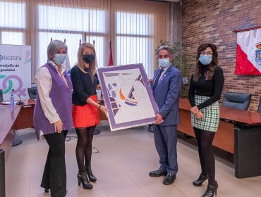 Miguel Ángel Revilla entrega a la atleta Irene Pelayo el Premio Mujer Referente de Polanco De izquierda a derecha, Rosa Díaz, Irene Pelayo y Miguel Ángel Revilla, con la lámina de Pedro Sobrado que representa el premio