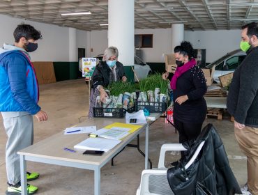 La alcaldesa, Rosa Díaz Fernández, y los concejales Isabel Herrera Landeras y Cristian Olmo Salas durante el reparto de las plantas de cebolla a los vecinos