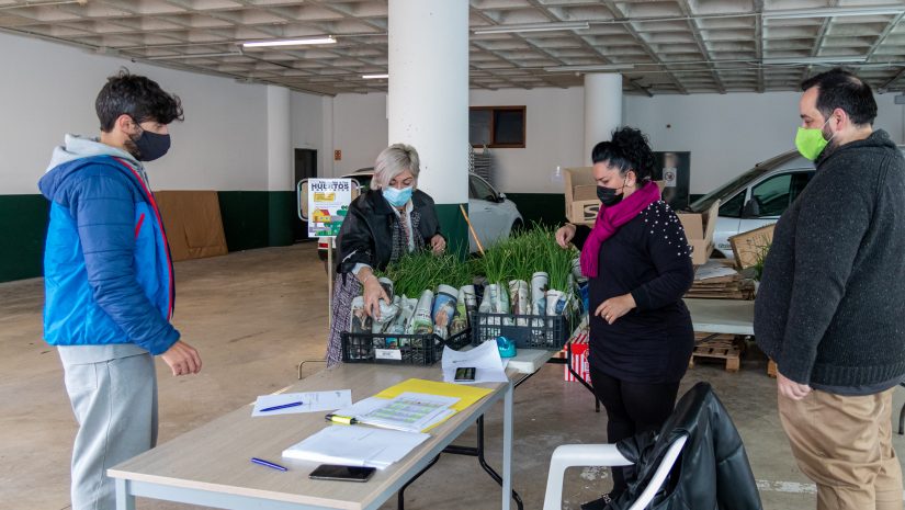 La alcaldesa, Rosa Díaz Fernández, y los concejales Isabel Herrera Landeras y Cristian Olmo Salas durante el reparto de las plantas de cebolla a los vecinos