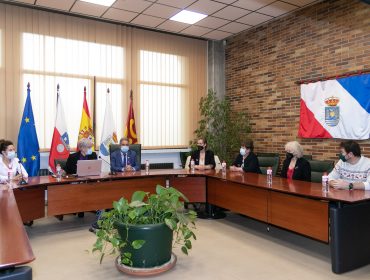 El presidente de Cantabria y la alcaldesa junto a las tres galardonadas en 2021 con el premio Mujer Referente de Polanco