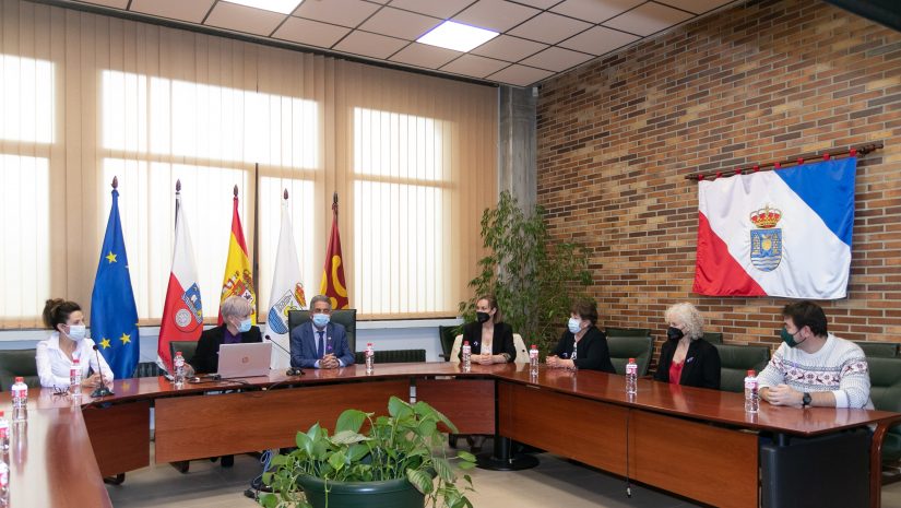 El presidente de Cantabria y la alcaldesa junto a las tres galardonadas en 2021 con el premio Mujer Referente de Polanco