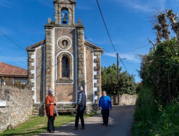 La alcaldesa y los concejales de Obras y Barrios, Avelino Rodríguez y Fernando Sañudo, en una visita de inspección a la ermita de Santiago