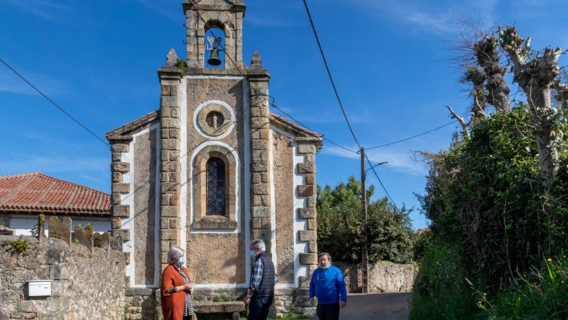 La alcaldesa y los concejales de Obras y Barrios, Avelino Rodríguez y Fernando Sañudo, en una visita de inspección a la ermita de Santiago