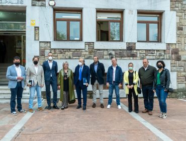 La alcaldesa de Polanco, Rosa Díaz Fernández, junto a representantes de los municipios y el consejero de Transportes