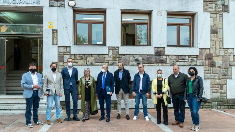 La alcaldesa de Polanco, Rosa Díaz Fernández, junto a representantes de los municipios y el consejero de Transportes