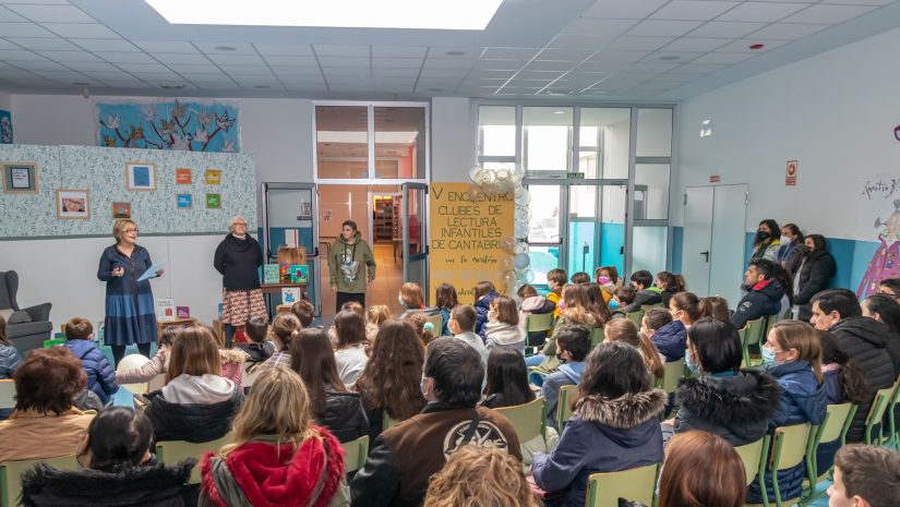 Asistentes a la reunión los clubes de lectura infantilices de Cantabria en Polanco