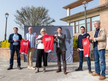 La alcaldesa de Polanco, Rosa Díaz Fernández, junto al director general de Deportes, Mario Iglesias; el presidente de la Federación Cántabra de Ciclismo, Juanjo Trueba; los concejales de Deportes, Avelino Rodríguez Muriedas, y de Protección Civil, Pedro Roca; y el director de La Cantabrona, Pablo Regaliza, en la presentación de la prueba