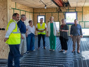 La consejera y la alcaldesa junto a concejales y técnicos durante su visita a las obras