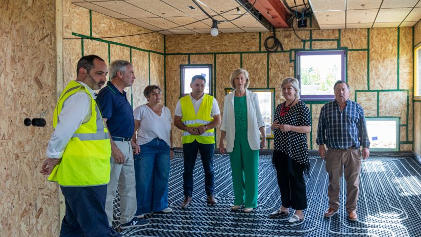 La consejera y la alcaldesa junto a concejales y técnicos durante su visita a las obras