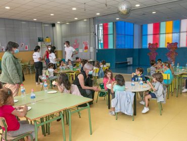 La alcaldesa de Polanco, Rosa Díaz Fernández, y la concejal de Juventud, Alicia Martínez Bustillo, durante su visita al último campamento urbano del colegio Pérez Galdós