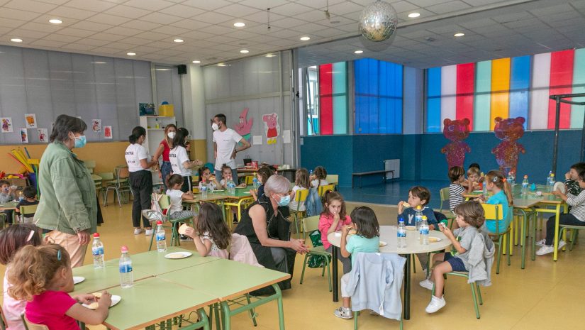 La alcaldesa de Polanco, Rosa Díaz Fernández, y la concejal de Juventud, Alicia Martínez Bustillo, durante su visita al último campamento urbano del colegio Pérez Galdós