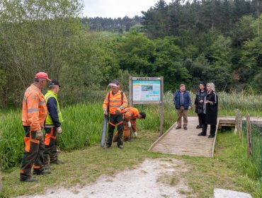 La alcaldesa y los concejales de Medio Ambiente y Barrios supervisa los trabajos de las cuadrillas de Medio Natural en la limpieza del Pozo Tremeo