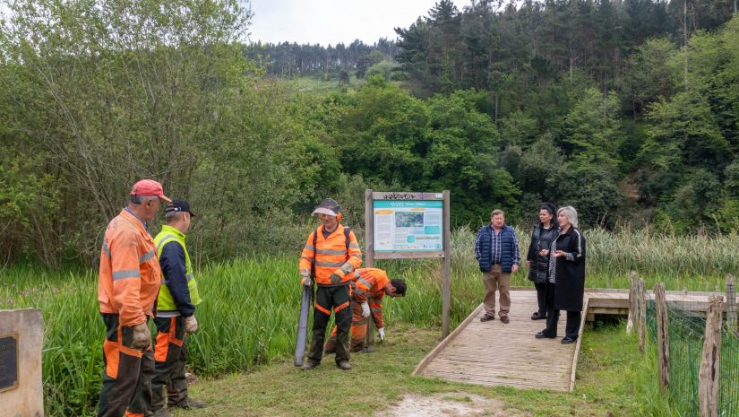 La alcaldesa y los concejales de Medio Ambiente y Barrios supervisa los trabajos de las cuadrillas de Medio Natural en la limpieza del Pozo Tremeo