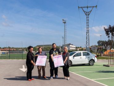 La alcaldesa, Rosa Díaz Fernández, y los concejales Fernando Sañudo e Isabel Herrera presentan el cartel de las fiestas de Rinconeda en el nuevo emplazamiento donde se celebrarán los eventos