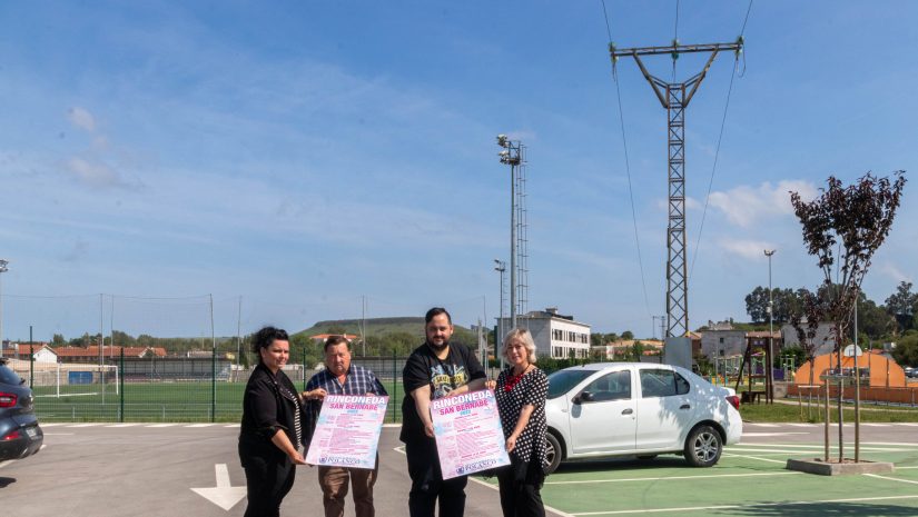 La alcaldesa, Rosa Díaz Fernández, y los concejales Fernando Sañudo e Isabel Herrera presentan el cartel de las fiestas de Rinconeda en el nuevo emplazamiento donde se celebrarán los eventos