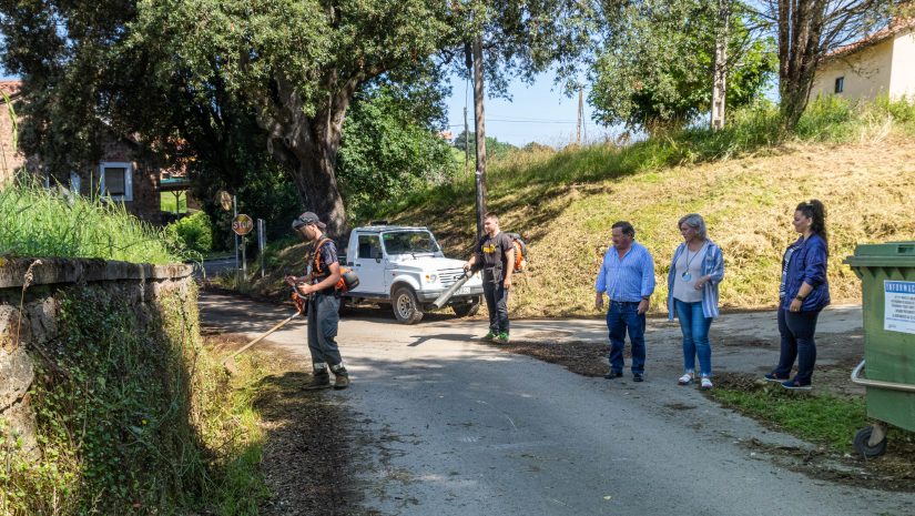 La alcaldesa de Polanco, Rosa Díaz Fernández, junto a los concejales de Barrios, Fernando Sañudo, y de Medio Ambiente, Isabel Herrera, revisando una de las zonas donde se realizan labores de desbroce y limpieza de cunetas