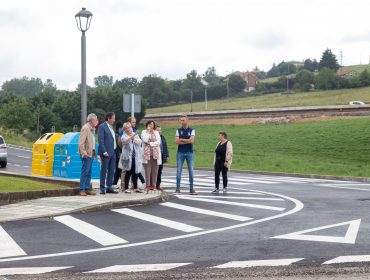 El consejero, la alcaldesa y el resto de autoridades comprueban el estado del vial