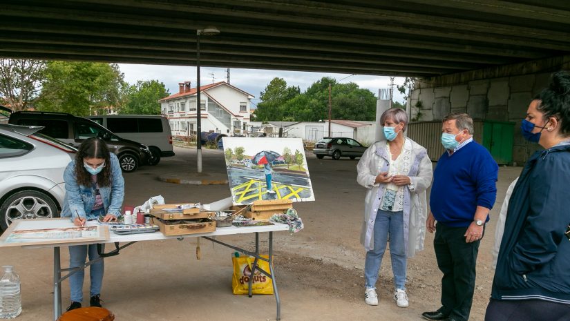 La alcaldesa, Rosa Díaz Fernández, y la concejal de Cultura, Alicia Martínez Bustillo, asisten al desarrollo del concurso de pintura al aire libre del pasado año