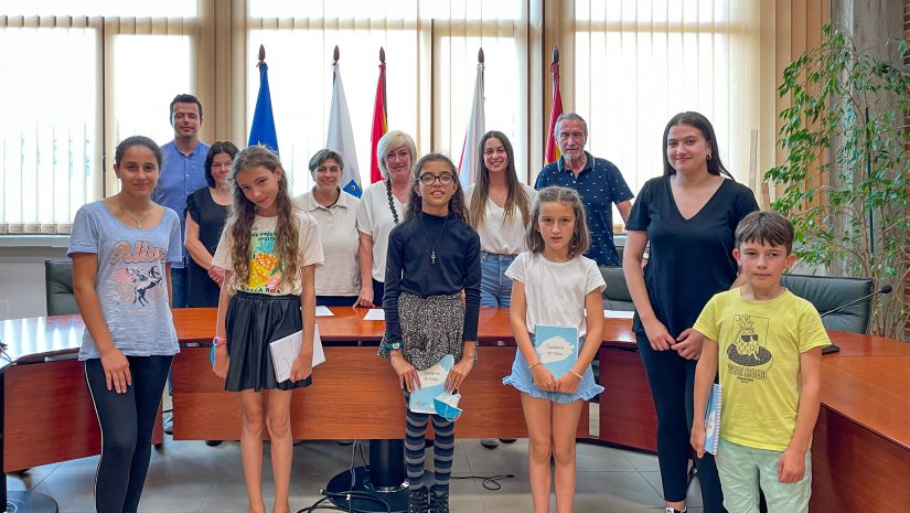 Pleno del Consejo de la Infancia y la Adolescencia, con asistencia de la alcaldesa y varios concejales