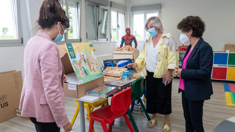 La alcaldesa y la concejal de Igualdad durante la entrega del material educativo a los colegios del municipio