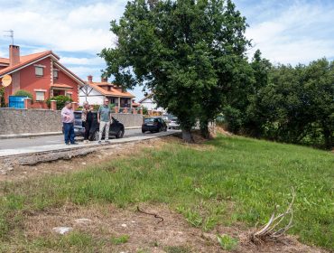 La alcaldesa, Rosa Díaz, en su visita al barrio de El Hondal junto a los concejales de Obras, Avelino Rodríguez, y de Barrios, Fernando Sañudo