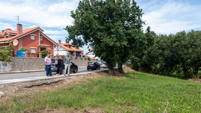 La alcaldesa, Rosa Díaz, en su visita al barrio de El Hondal junto a los concejales de Obras, Avelino Rodríguez, y de Barrios, Fernando Sañudo