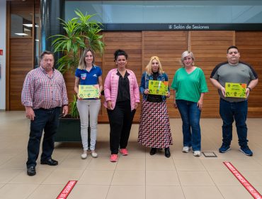 La alcaldesa, Rosa Díaz Fernández, y los concejales de Medio Ambiente, Isabel Herrera, y de Barrios, Fernando Sañudo, con los representantes de los tres comercios más recicladores del municipio