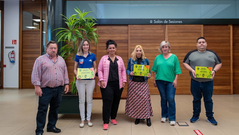 La alcaldesa, Rosa Díaz Fernández, y los concejales de Medio Ambiente, Isabel Herrera, y de Barrios, Fernando Sañudo, con los representantes de los tres comercios más recicladores del municipio