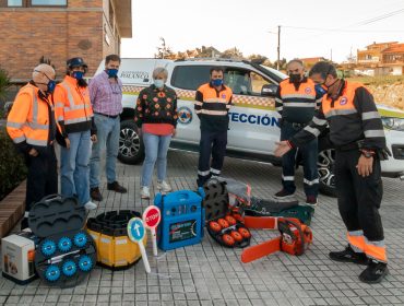 La alcaldesa de Polanco, el concejal de Protección Civil y varios voluntarios muestran el nuevo vehículo 'pick up' y el último material incorporado a la agrupación