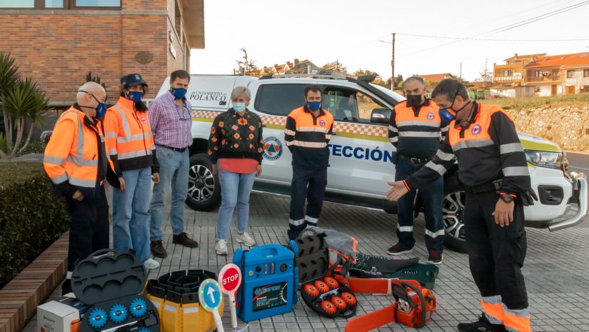 La alcaldesa de Polanco, el concejal de Protección Civil y varios voluntarios muestran el nuevo vehículo 'pick up' y el último material incorporado a la agrupación