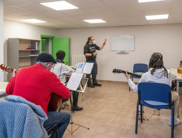 Alumnos de la actividad de guitarra durante una clase el pasado curso de los talleres culturales de Polanco