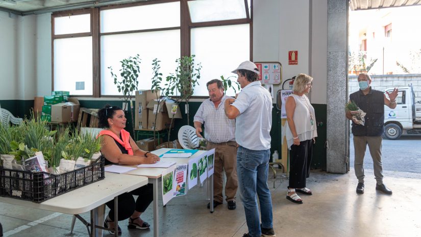 La alcaldesa de Polanco, Rosa Díaz Fernández, y los concejales Isabel Herrera y Fernando Sañudo durante el reparto de las plantas de pimiento y berenjena