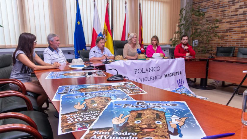 La alcaldesa, Rosa Díaz Fernández; el concejal de Festejos, Fernando Sañudo; y la pregonera y alcalde de Piélagos, Verónica Samperio, junto a representantes de las entidades que colaboran en las fiestas