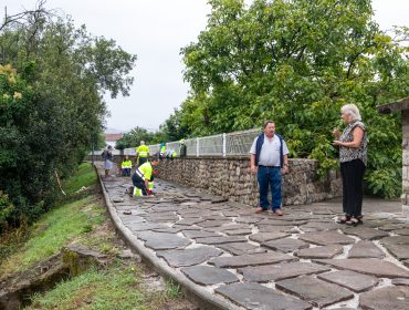 La alcaldesa, Rosa Díaz Fernández, y el concejal de Barrios, Fernando Sañudo, visitan las obras de reparación del camino peatonal junto al río Cabo que realizan operarios de Corporaciones Locales