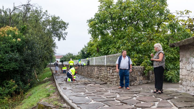 La alcaldesa, Rosa Díaz Fernández, y el concejal de Barrios, Fernando Sañudo, visitan las obras de reparación del camino peatonal junto al río Cabo que realizan operarios de Corporaciones Locales