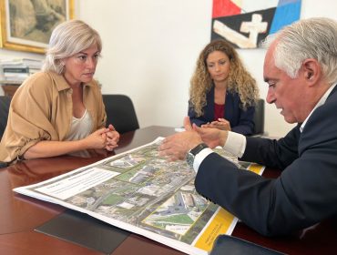 La alcaldesa de Polanco, Rosa Díaz Fernández, en su reunión con la delegada del Gobierno en Cantabria, Ainoa Quiñones, y el jefe de la Demarcación de Carreteras del Estado en la Comunidad Autónoma, Fernando Hernández Alastuey