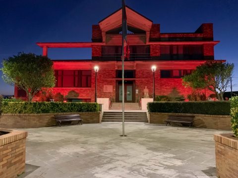 (imagen de archivo) Iluminación en rojo de la fachada del Ayuntamiento de Polanco durante el Día de la Concienciación con la Enfermedad de Duchnne