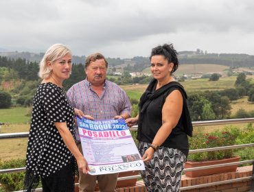 La alcaldesa, Rosa Díaz, y los concejales Fernando Sañudo Pérez e Isabel Herrera Landeras con el cartel anunciador de las fiestas de San Roque en Posadillo