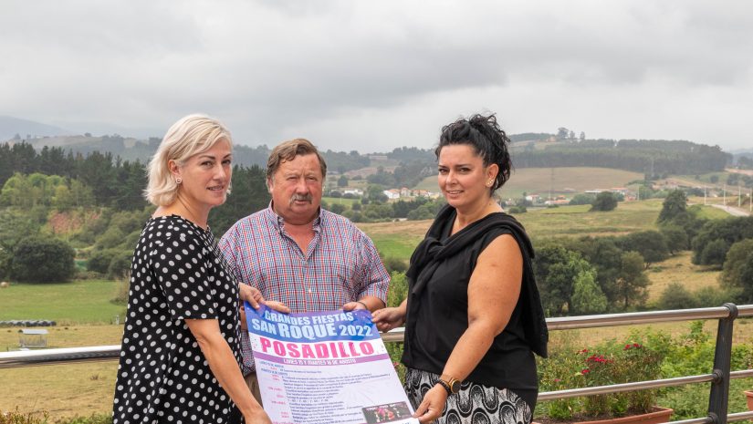 La alcaldesa, Rosa Díaz, y los concejales Fernando Sañudo Pérez e Isabel Herrera Landeras con el cartel anunciador de las fiestas de San Roque en Posadillo