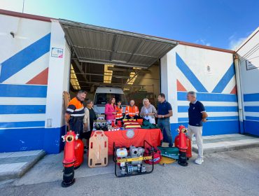 La consejera y la alcaldesa, junto con concejales y voluntarios, revisan el material facilitado por el Gobierno de Cantabria a la Agrupación de Polanco