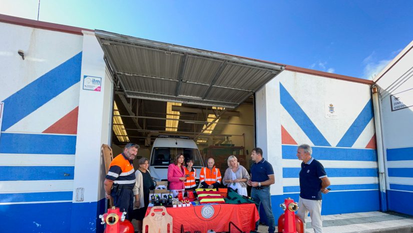 La consejera y la alcaldesa, junto con concejales y voluntarios, revisan el material facilitado por el Gobierno de Cantabria a la Agrupación de Polanco