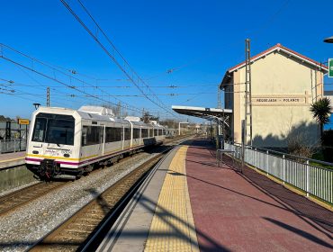 Un convoy ferroviario de pasajeros en la estación de Requejada