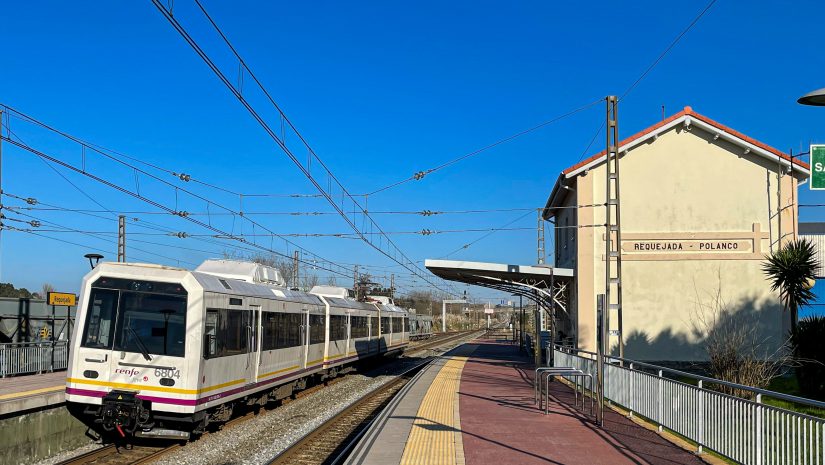 Un convoy ferroviario de pasajeros en la estación de Requejada