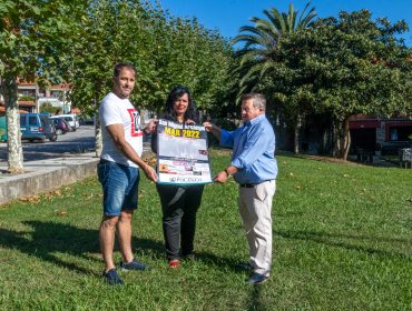 El concejal de Festejos, Fernando Sañudo Pérez, junto a Pedro Roca e Isabel Herrera muestran el cartel anunciador de las fiestas