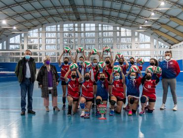 La alcaldesa, Rosa Díaz Fernández, y el concejal de Deportes, Avelino Rodríguez Muriedas, junto a las primeras integrantes del Club Voleibol Polanco