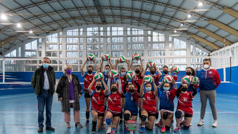 La alcaldesa, Rosa Díaz Fernández, y el concejal de Deportes, Avelino Rodríguez Muriedas, junto a las primeras integrantes del Club Voleibol Polanco