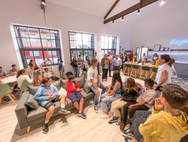 La alcaldesa, concejales y decenas de chavales en la inauguración de la Casa Joven de Polanco