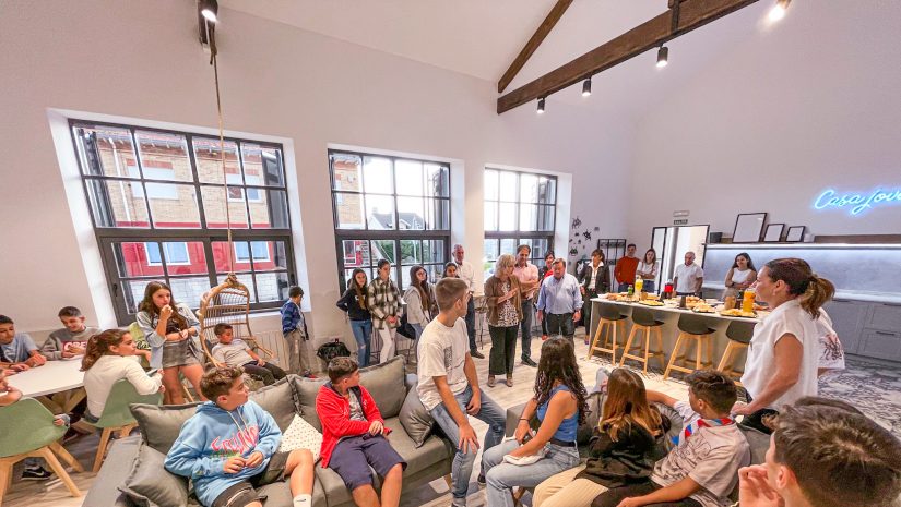 La alcaldesa, concejales y decenas de chavales en la inauguración de la Casa Joven de Polanco